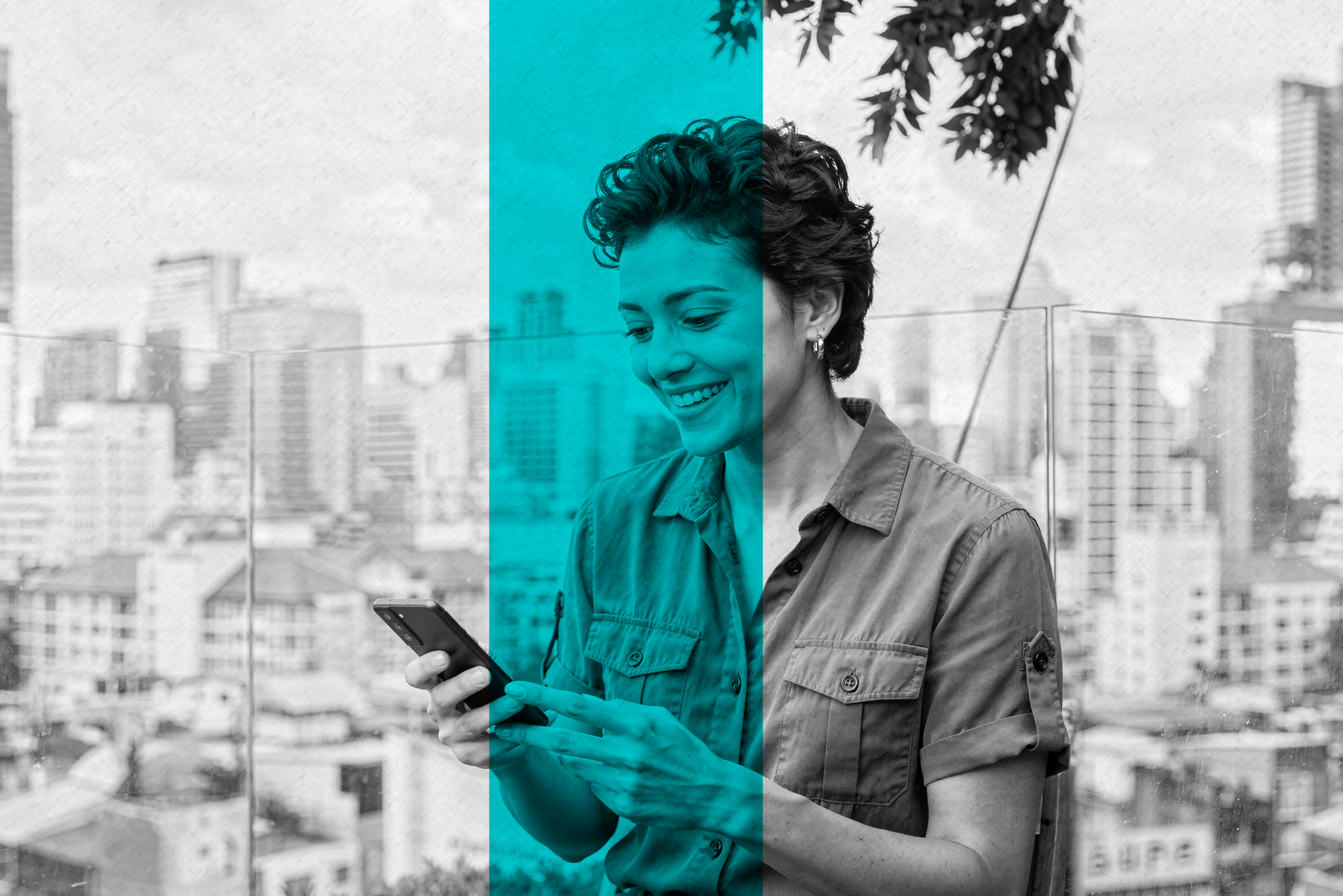 Mulher usando smartphone - Participa Cidadão